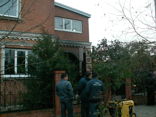    Причиной смерти большинства погибших в станице Кущёвской в ночь с 4 на 5 ноября 2010 года были колото-резаные раны. Один ребёнок из находившихся в доме был задушен, ещё один погиб от отравления угарным газом / РИА Новости