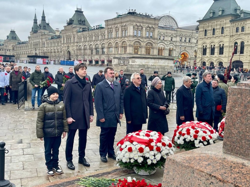    Цветы к памятнику Минину и Пожарскому на Красной площади возложили в торжественной обстановке участники акции «Алтарь Отечества»