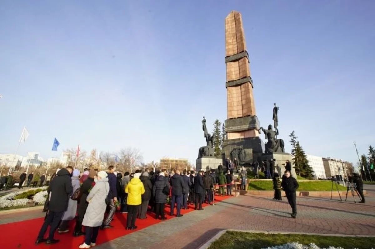    В День народного единства в Уфе возложили цветы к Монументу Дружбы