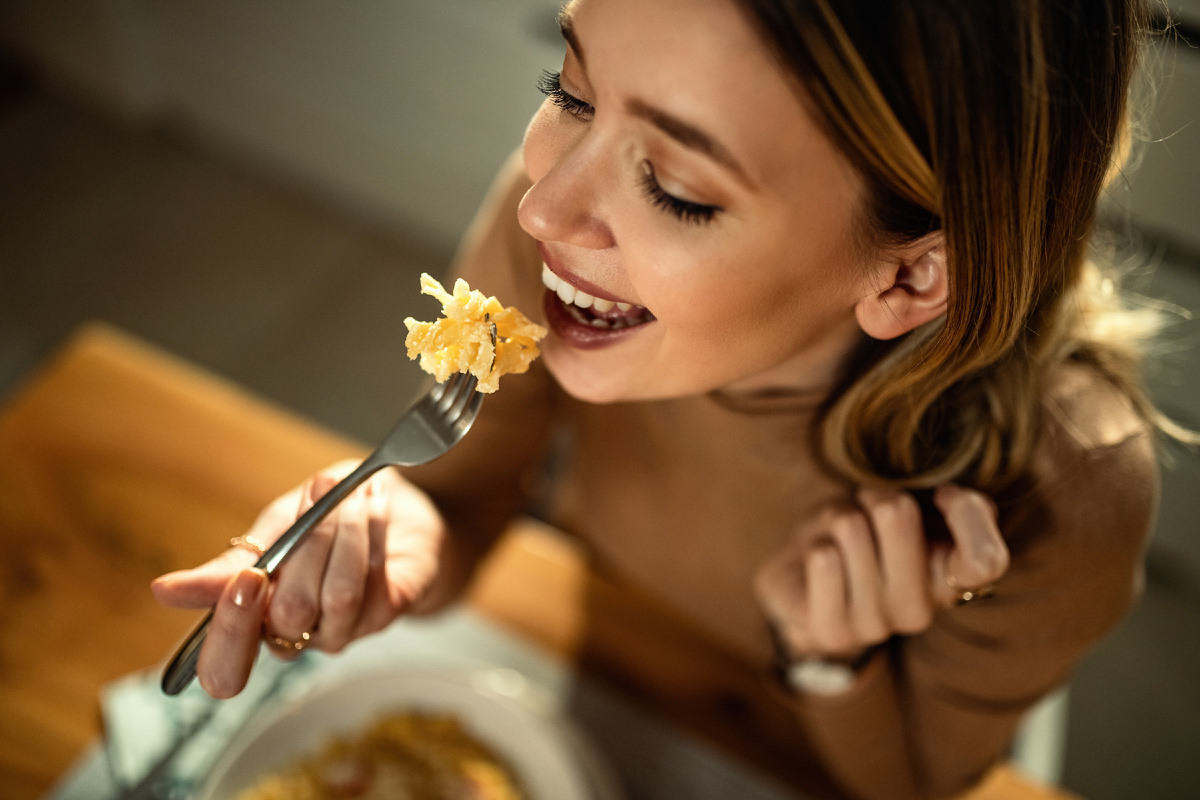 https://ru.freepik.com/free-photo/closeup-young-happy-woman-eating-pasta-dining-table_26651866.htm#fromView=search&page=1&position=30&uuid=bb93d9c9-bd20-4f2a-96c3-a44a98000c60&query=%D0%B5%D1%81%D1%82%D1%8C