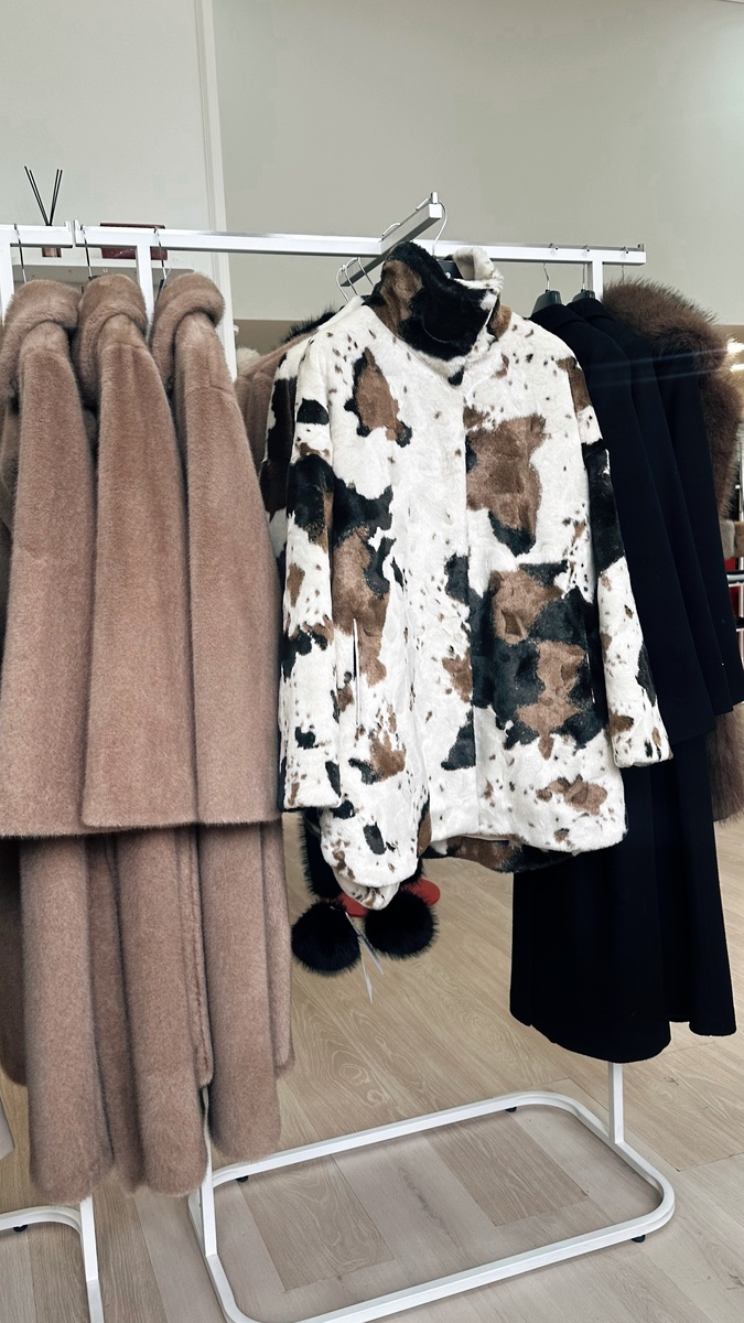 Для меня четыре года назад стало открытием, что зимняя верхняя одежда может быть красивой и при этом не стоить по несколько сотен тысяч. 