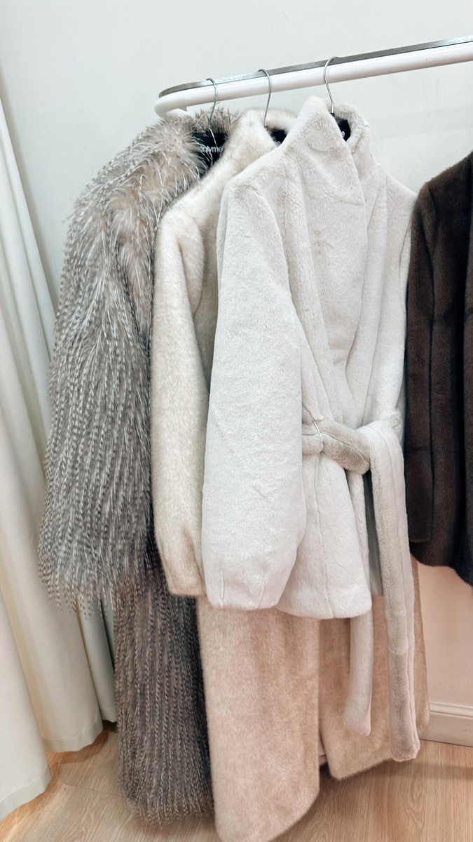 В этом году в коллекции больше классики. Красивые и благородные оттенки кремового, шоколадного, серого и карамельного. Честно, мне было сложно выделить только пять моделей. Действительно много удачного.