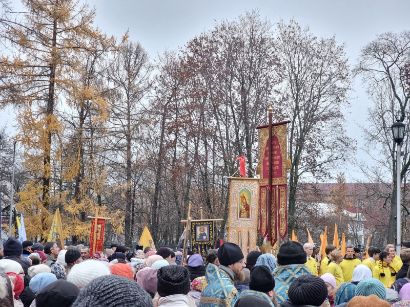    Народ начал собираться на крестный ход в ПетрозаводскеИрина Яковлева