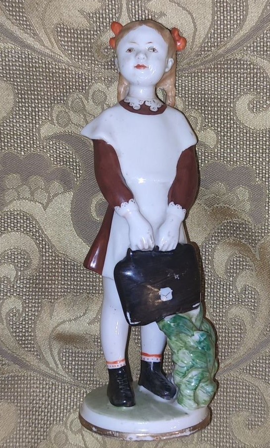 "Певоклассница с портфелем", 1960-е годы, ЛФЗ. Авторы: А. Пахомов, Е. Лупанова.