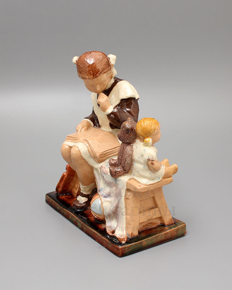 "Первоклассница с книгой", Гжель, 1950-60-е годы, обливная керамика. Фото из интернета.