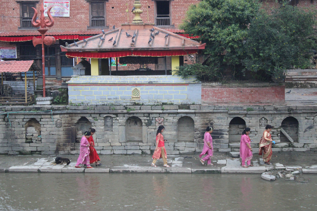 Непалки на берегу реки Хануманте