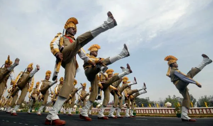 Наши индийские коллеги на строевых занятиях. Наверное, этим точно больше нечем заняться на службе.  Фото:  topwar.ru