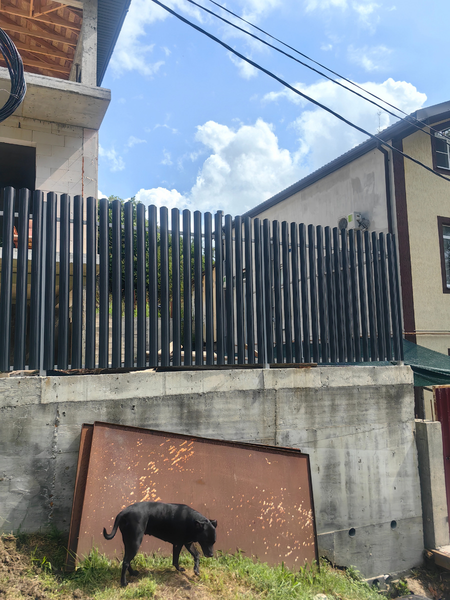 Железные соседские листы, думаю что от ворот