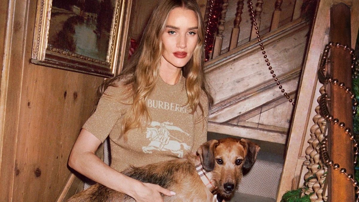    Роузи Хантингтон-Уайтли и Наоми Кэмпбелл снялись в новогоднем кампейне Burberry (фото 2)