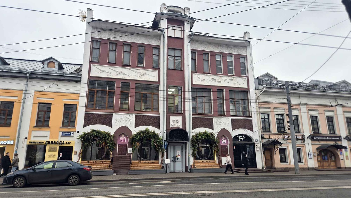 До революции зданием владел колбасный король. Листайте галерею, чтобы увидеть ещё фото