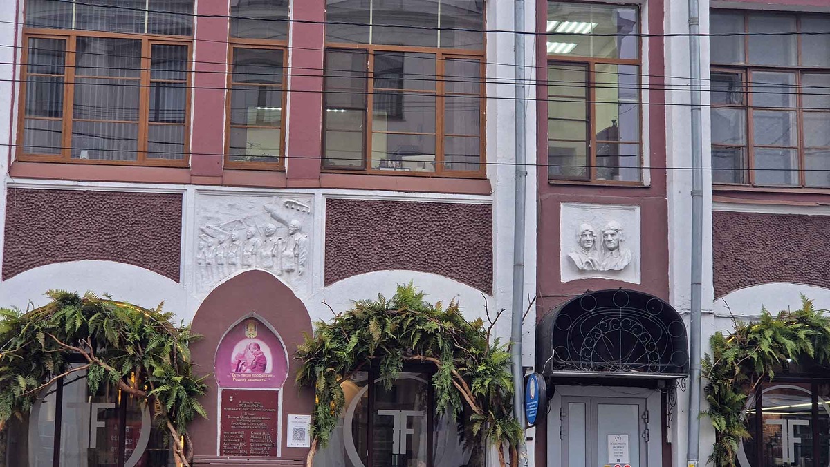 После национализации в здании базировался ярославский аэроклуб. Тогда на фасаде появились барельефы