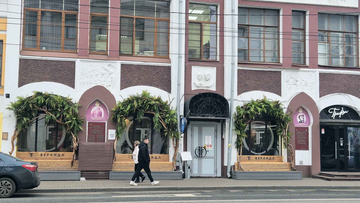 Но большую часть помещений отдали под коммунальные квартиры