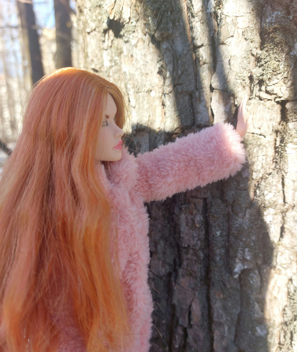 Александра явно не равнодушна к деревьям