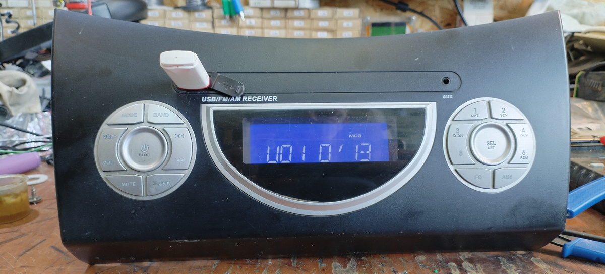 Здесь шарманка уже отремонтирована и успешно исполняет музыку с флешки.