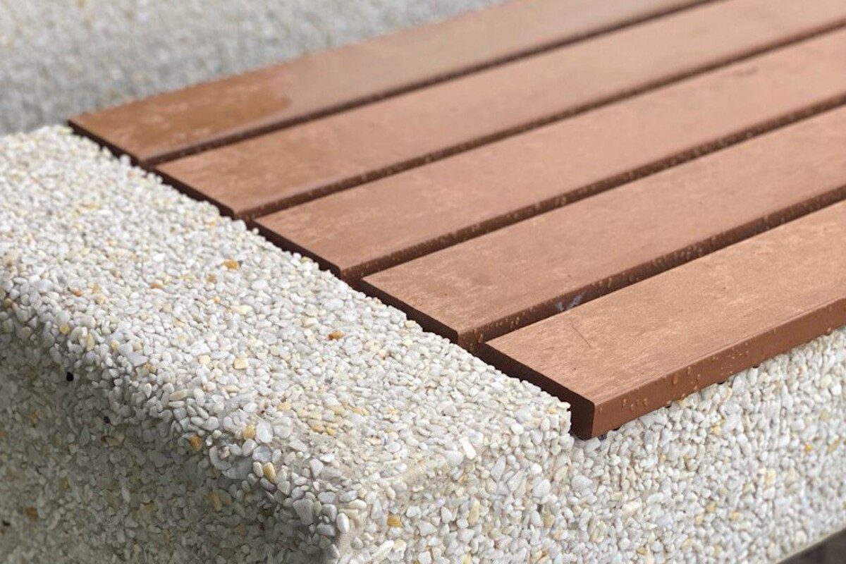 Представьте идеальную садовую скамейку. Какая она? Красивая, прочная и... требовательная к уходу? Или та, что годами сохраняет свой вид, не прося ни покраски, ни особого внимания? Именно этот выбор стоит между двумя материалами: привычной сосной камерной сушки и современным древесно-полимерным композитом (ДПК).