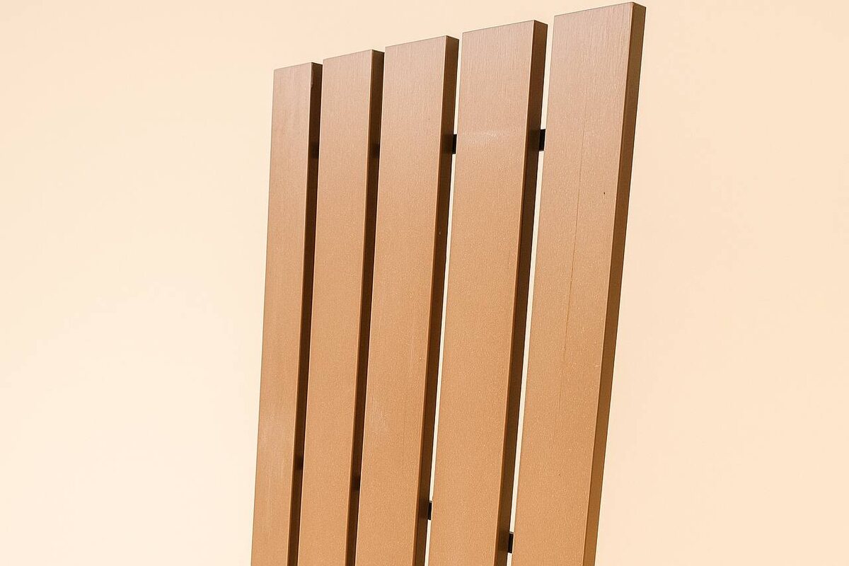 Многие видели аккуратные доски на набережных или в современных парках и даже не догадывались, что это не дерево. Древесно-полимерный композит (ДПК) — это высокотехнологичный материал, который создан из древесной муки (до 80-90%) и полимеров. По сути, это «умная» переработка, дающая древесине вторую, невероятно долгую жизнь. Он повторяет теплую текстуру дерева, но лишен его главных «болезней».

Богатство выбора: цветовые решения, которые останутся с вами на годы. 🎨
Одним из ключевых преимуществ ДПК является не только его долговечность, но и богатая эстетика, не требующая подкрашивания. Вам доступны три стильных и популярных цвета:
•  Золото — теплый оттенок, имитирующий классическую древесину 🌟
•  Графит — стильный серый для современного дизайна ⚫️
•  Венге — глубокий коричневый для элегантных решений 🟤