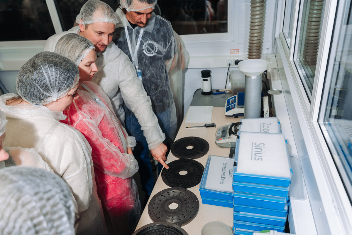 Матрицы, которые стоят в конце экструдера и на фоне определенных настроек оборудования (под каждую рецептуру свои, подбираются по формулам и экспериментально при разработке рецепта) определяют: размер и форму гранул корма. Фото предоставлено Компанией «ЛимКорм Петфуд»