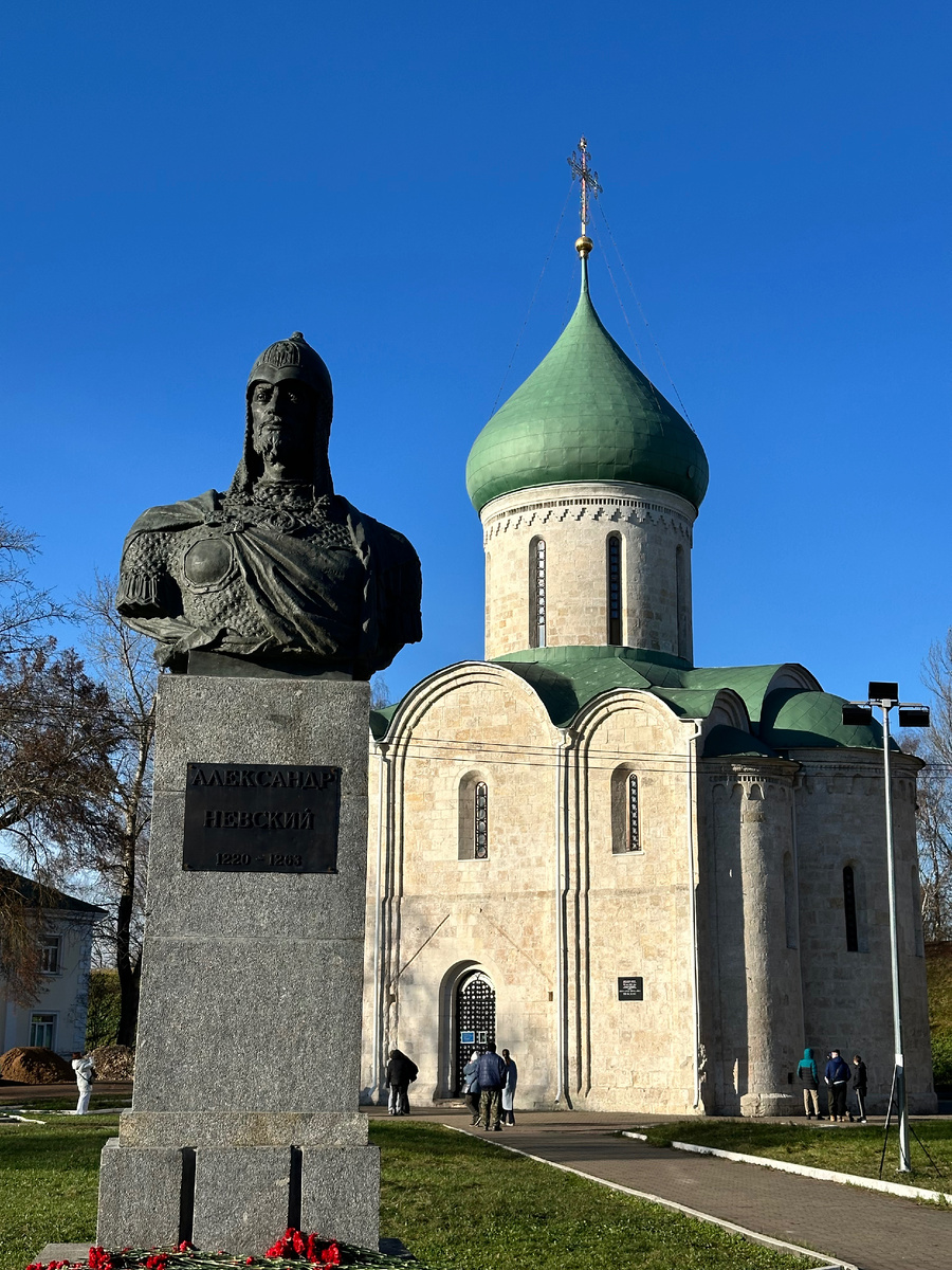 Памятник Александру Невскому и Спасо-Преображенский собор