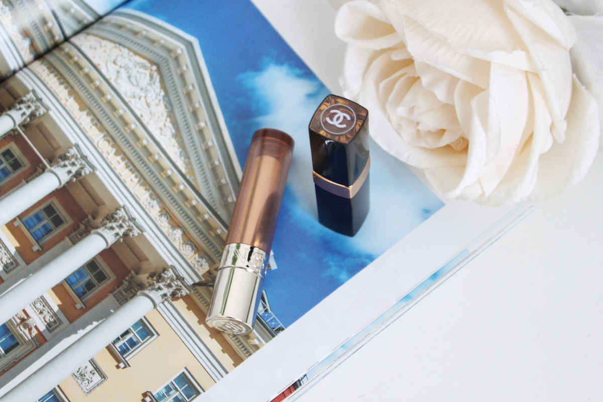 Губные помады с бальзамной формулой. Clarins 04 Almond и Chanel 54 Boy. 