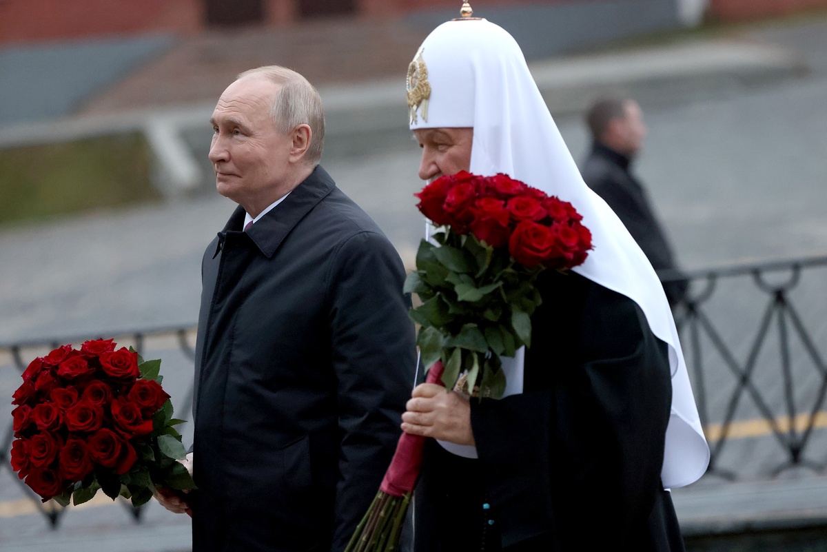    Владимир Путин и патриарх Московский и всея Руси Кирилл на церемонии возложения цветов к памятнику Кузьме Минину и Дмитрию Пожарскому./Константин Завражин/РГ