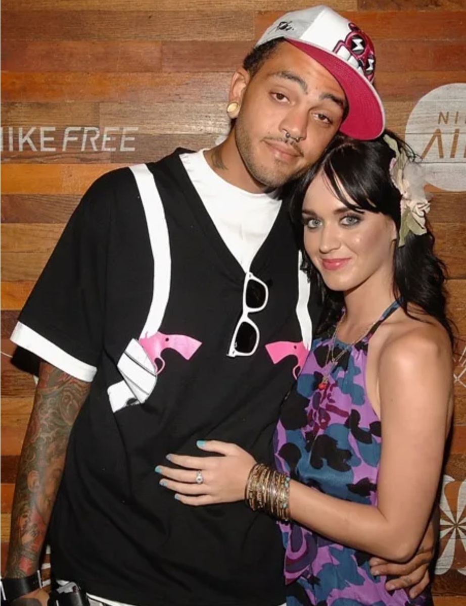 Недолго музыка их звучала, потом закончилась история и все разбежались кто куда. И смотряться то не очень если честно