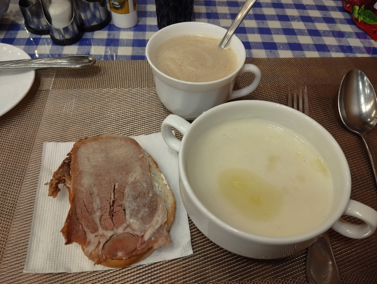 Манная каша, бутерброд с маслом и языком, кофе. 