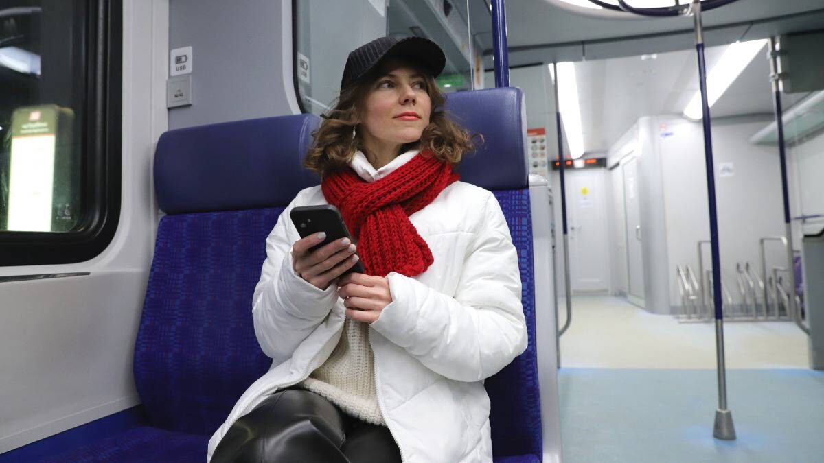    Ирина Елисеева читает на МЦД / Фото: Анатолий Цымбалюк / Вечерняя Москва