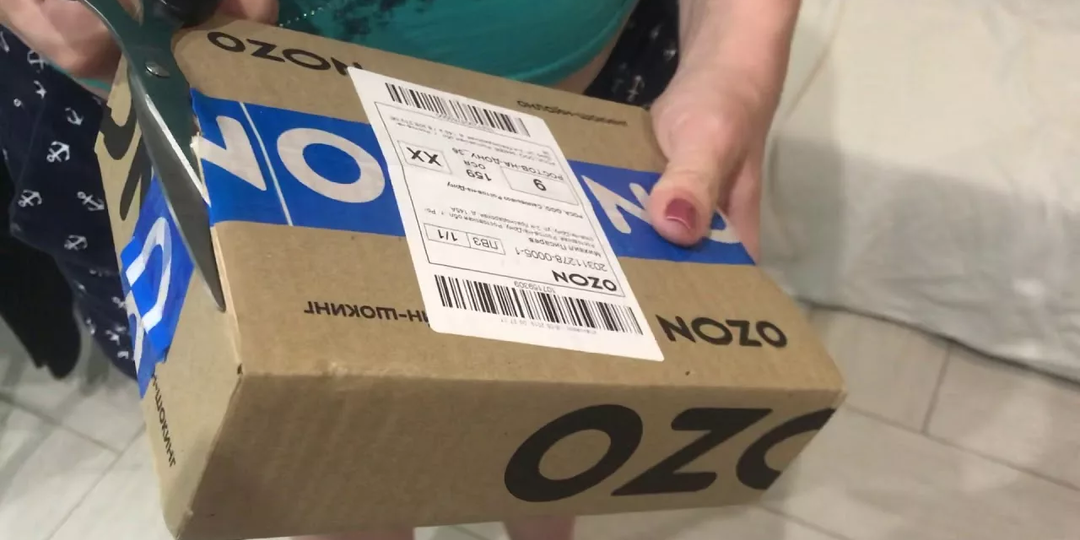 Мужчина вскрыл коробку до оплаты товара в пункте выдачи, но ему заявили, что вскрывать упаковку при получении на Ozon запрещено. Кто прав?