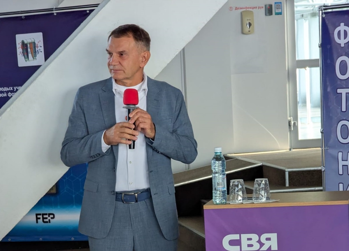 Выступление генерального директора ЗНТЦ Анатолия Ковалева на международной конференции «Фотоника 2025». Изображение: zntc.ru