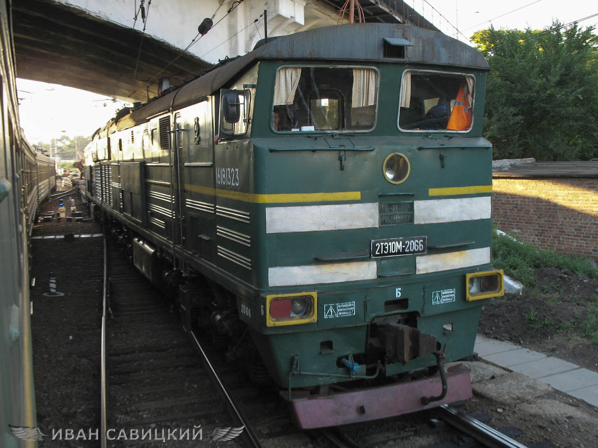 Тепловоз 2ТЭ10М-2066 с путевыми машинами, снято на ходу из окна электропоезда. На СКЖД их практически уже не осталось, появились же они в 1989 году в Краснодаре, а далее и иных депо СКЖД.