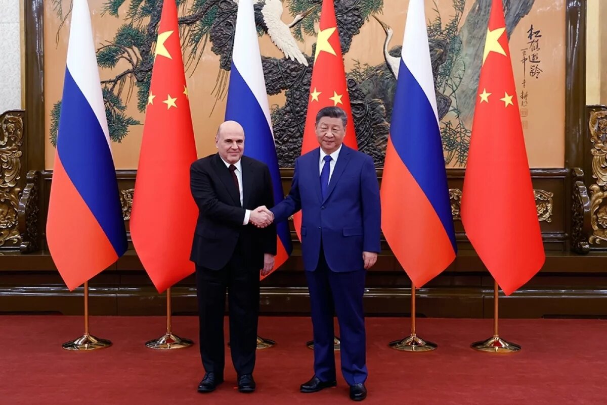    Председатель правительства РФ Михаил Мишустин и председатель КНР Си Цзиньпин (справа) на встрече в Доме народных собраний в Пекине.