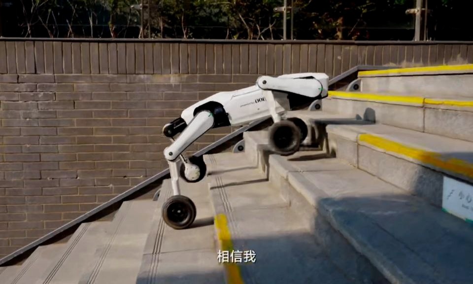 Rover X1 взбирается по лестнице