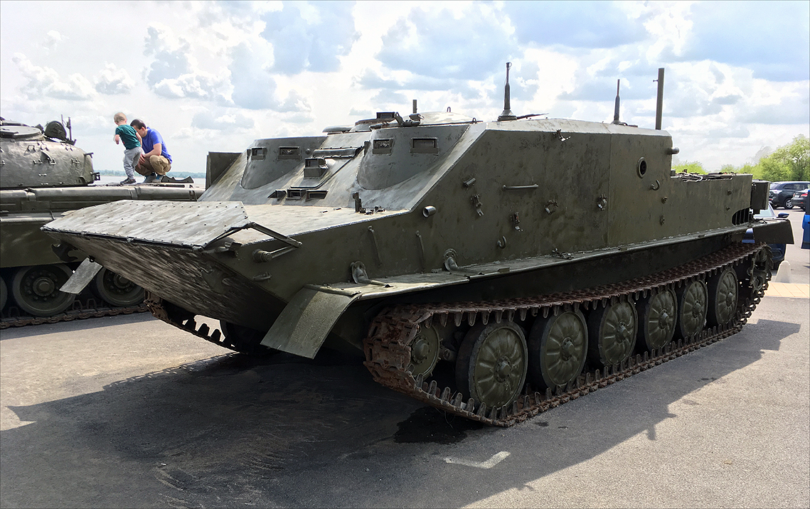 БТР-50ПК уже получил крышу над десантным отделением, обеспечивая пехоте дополнительную защиту.