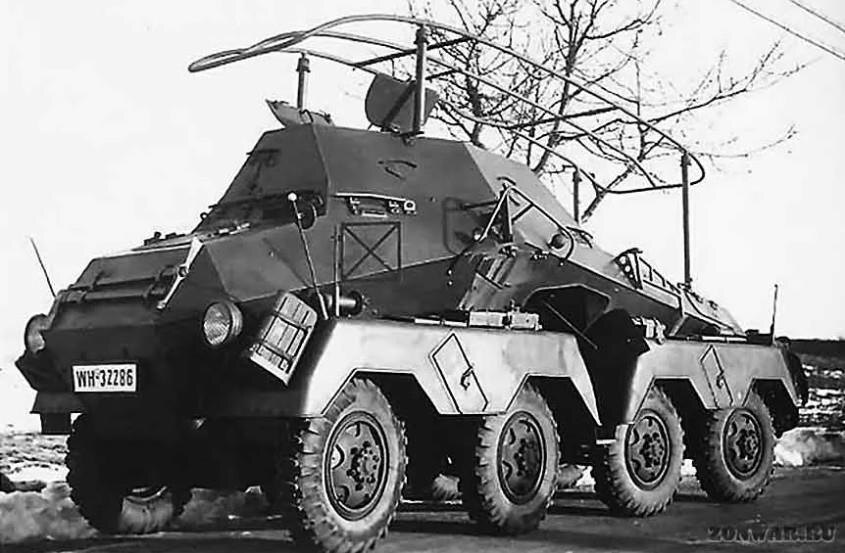 Бронеавтомобиль радиосвязи Sd.Kfz.263, с 1 легким пулеметом и 1 пистолетом-пулеметом.