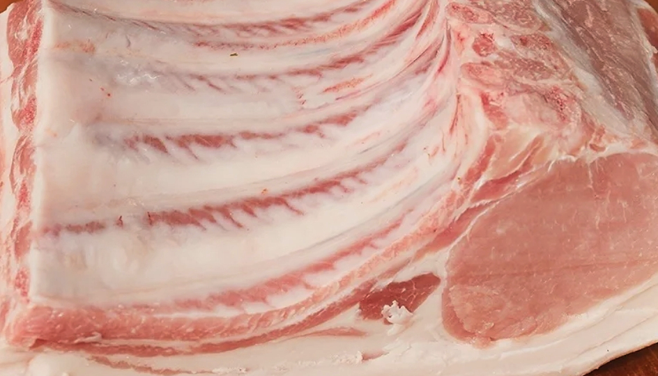 Даже собака не стала есть. Свинину в "Светофоре" больше не куплю и другим не советую. Узнала, почему она такая дешёвая