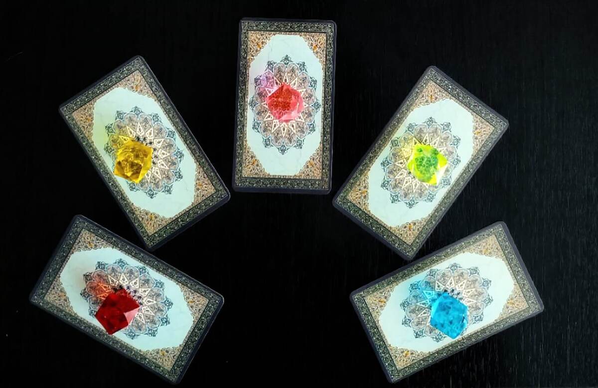 НУЖНО СОСРЕДОТОЧИТЬСЯ И ВЫБРАТЬ КАРТУ ИЛИ КАМУШЕК