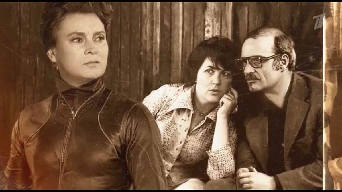 И снова упоминание любовного треугольника, хотя по факту после 26 лет брака Георгий Данелия ушел к Галине Юрковой