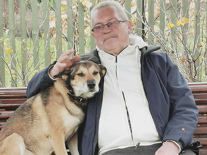     Александр Васильевич с верным другом Бориской. / Из личного архива