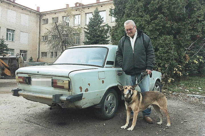 «Человек чести»: не стало беженца из Харькова, который выживал в машине вместе с собакой