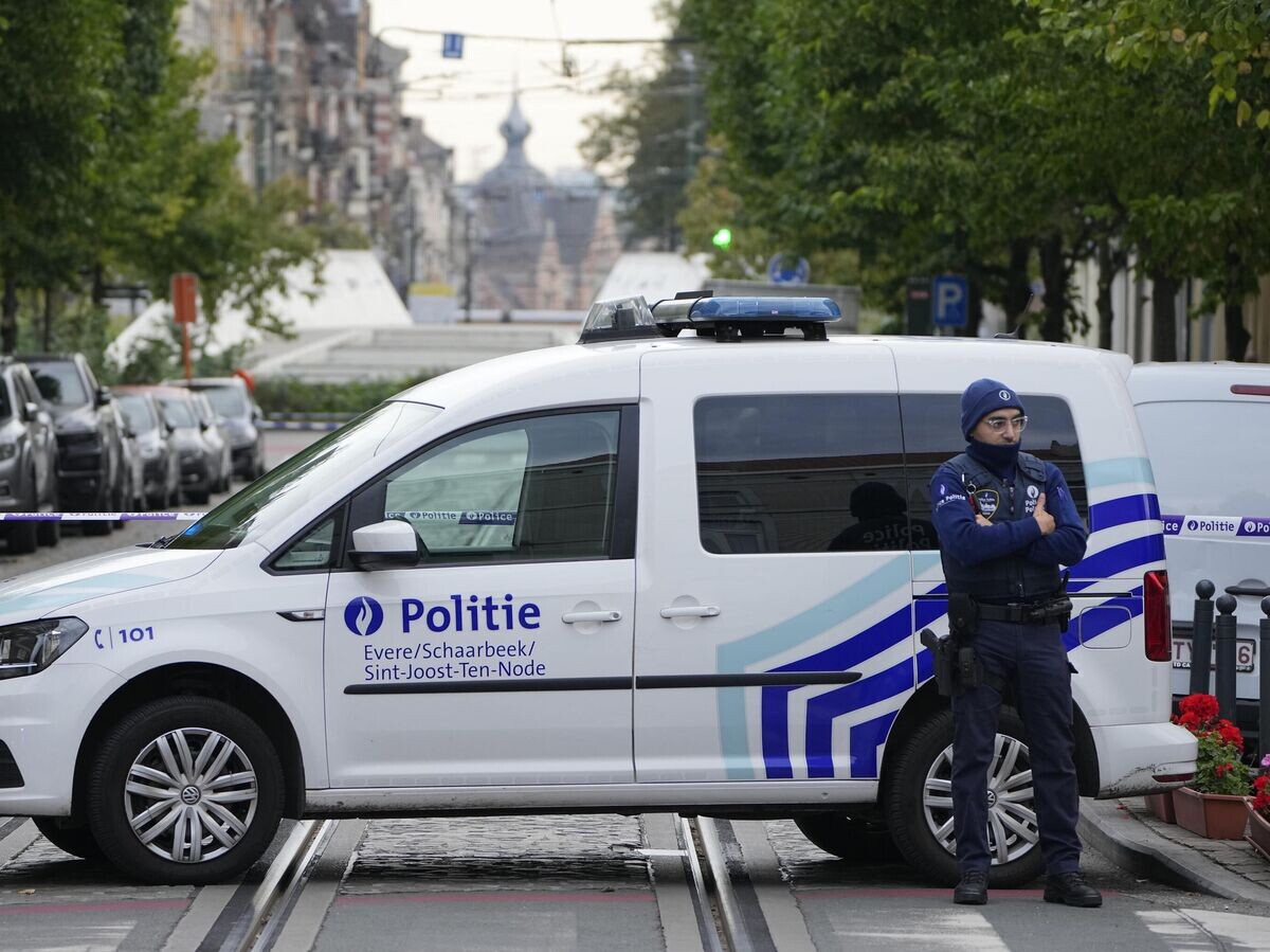    Бельгийский полицейский недалеко от места в Брюсселе, где был застрелен подозреваемый в нападении на болельщиков© AP Photo / Martin Meissner