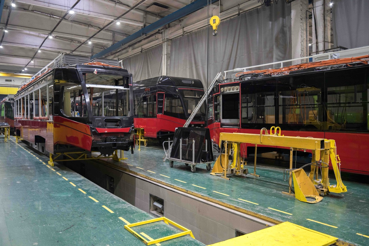 Машинокоплекты для Новосибирска (слева) и трамваи для Барнаула (справа) на заводе «БКМ Холдинг» в Минске. Источник: Алексей Столчнев/ROLLINGSTOCK