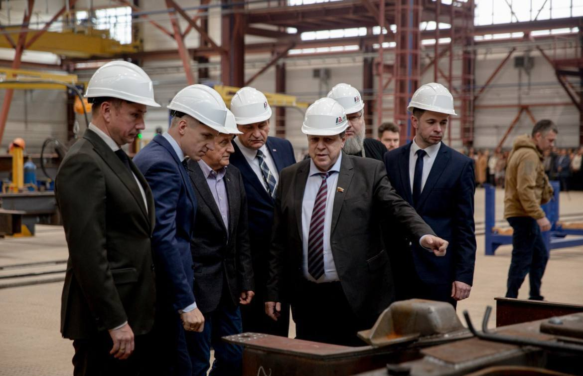 Посещение Рославльского ВРЗ губернатором Смоленской области Василием Анохиным. Источник: Василий Анохин/Telegram