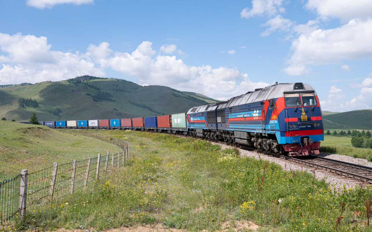 Грузовой тепловоз 2ТЭ25КМ от ТМХ на перегоне Хонхор — Бумбат в Монголии. Источник: Hagues98/railgallery