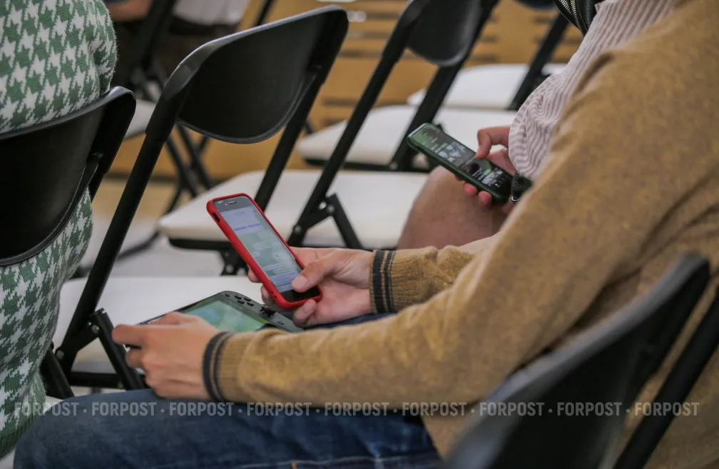 «Эмодзи — это костыль, который не должен заменять умение выражать эмоции словами»
Фото:
Ирина Горобец / ForPost