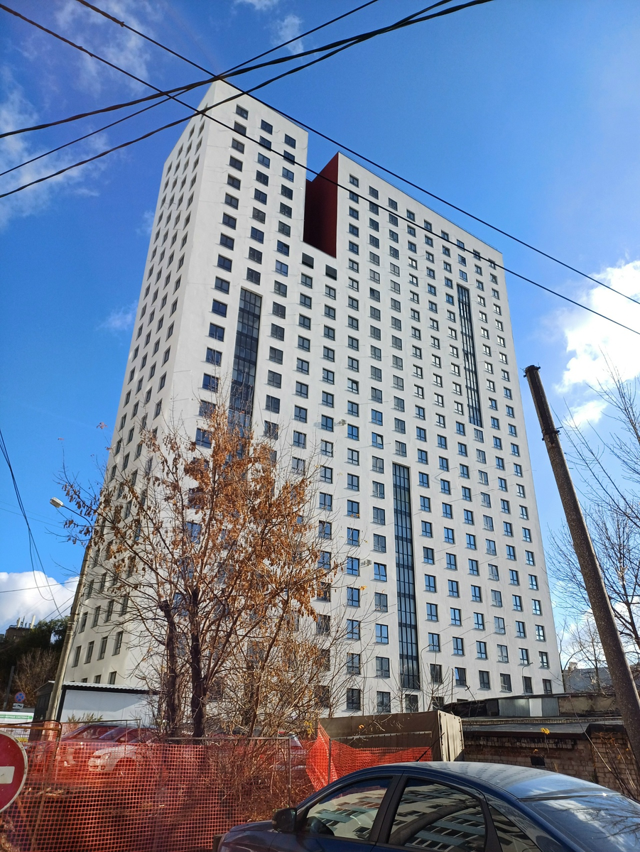 Это прямо при выходе из клиники. Дом, уже готов. А раньше тут была стройка. Вокруг все не ухожено. Кто-то приезжает в клинику, прочитав мои записи. И приходится потом читать упреки, какое страшное крыльцо у клиники))) Ну, тут так все. Стройка и неухоженность. А ехать или не ехать, решать вам самим. Я ни при чем) За цены аптечки при клинике я тоже не отвечаю. Что-то можно купить там, что-то искать на маркетплейсах дешевле, что-то в обычных аптеках. Я сама так поступаю.