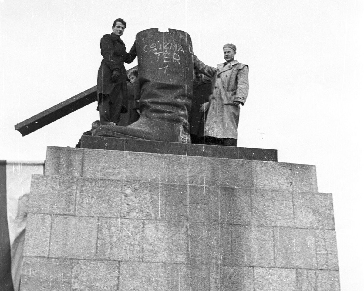 От монумента Сталину остались только сапоги гармошкой с надписью «Сапоги № 1»