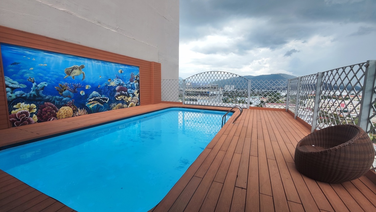 Бассейн на 15 этаже и вид на город. Листай галерею...