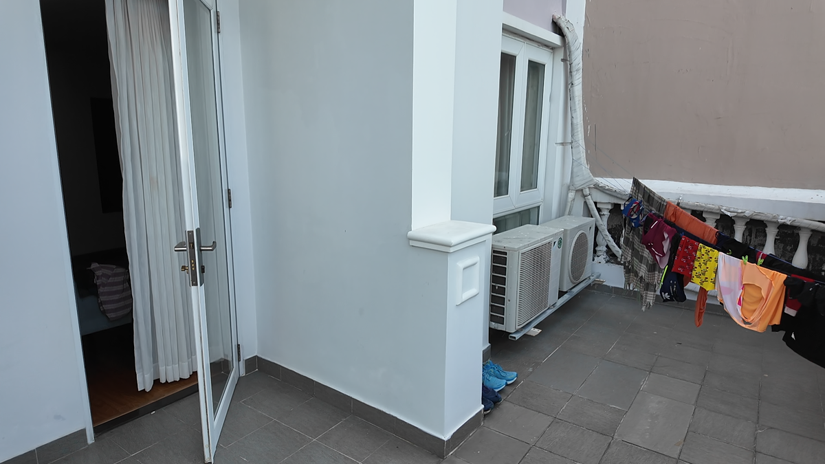 Вот такие балконы на "двух хозяев" в этом отеле. Это наш большой балкон. Не рекомендуем брать номера с балконами. Ко всему прочему они ещё и смежные. Листай галерею...