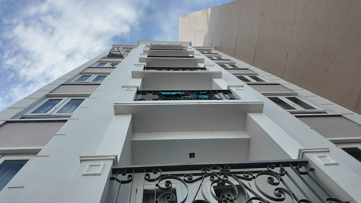 Это другие маленькие балконы.