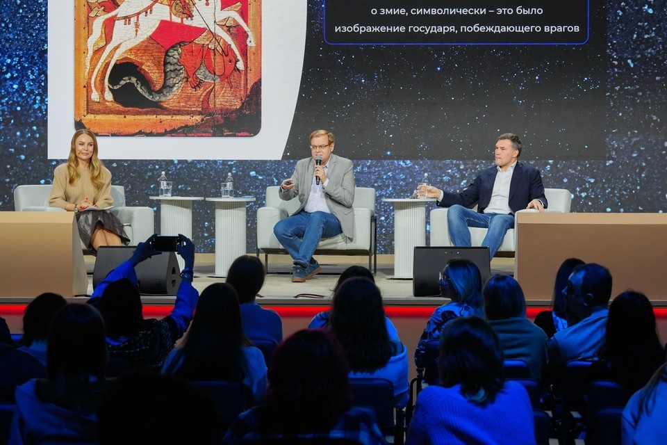    На фестивале «Народы России и СНГ» обсуждали национальные символы России